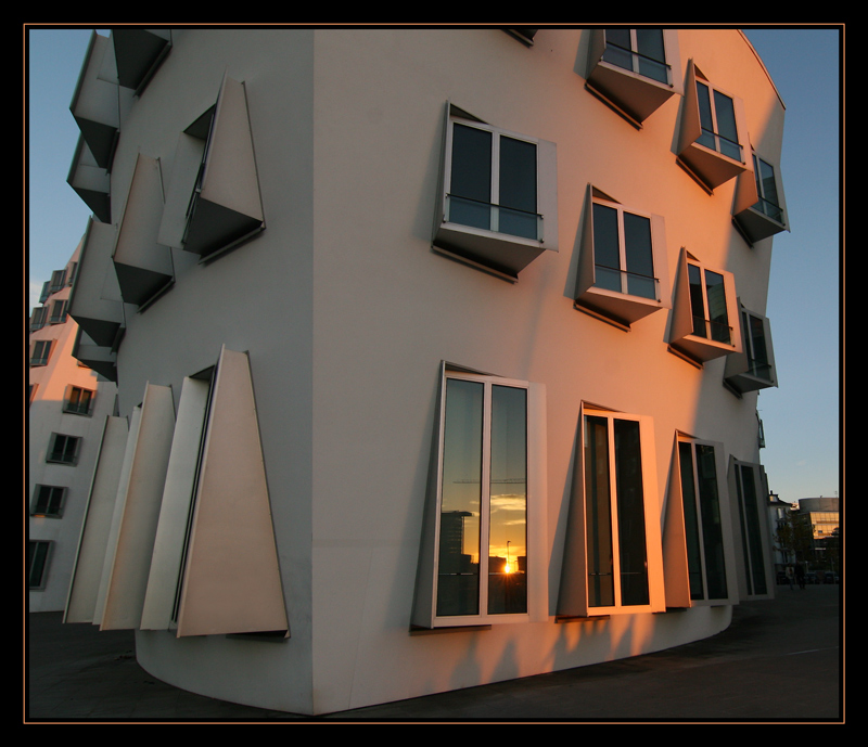 Gespiegelter Sonnenuntergang im Düsseldorfer Medienhafen