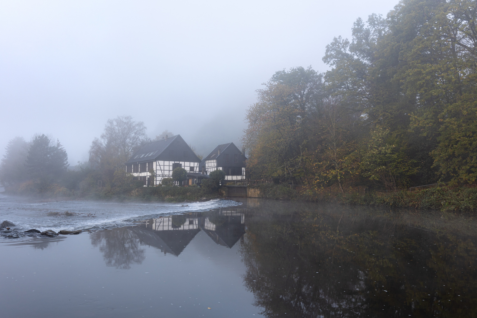 Gespiegelter Wipperkotten im Nebel