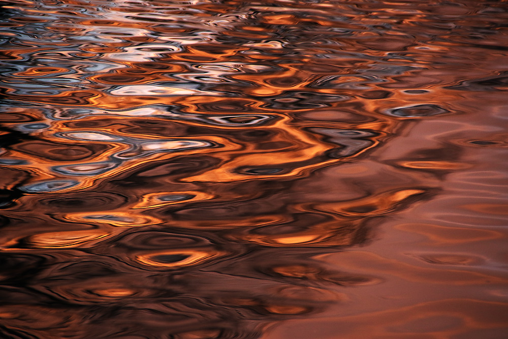 gespiegeltes Abendrot auf der Wasseroberfläche