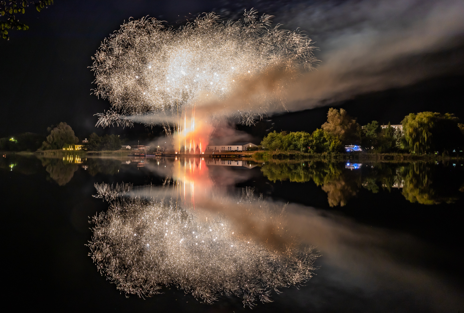 gespiegeltes Feuerwerk-am Freibad in Grevesmühlen