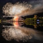 gespiegeltes Feuerwerk-am Freibad in Grevesmühlen