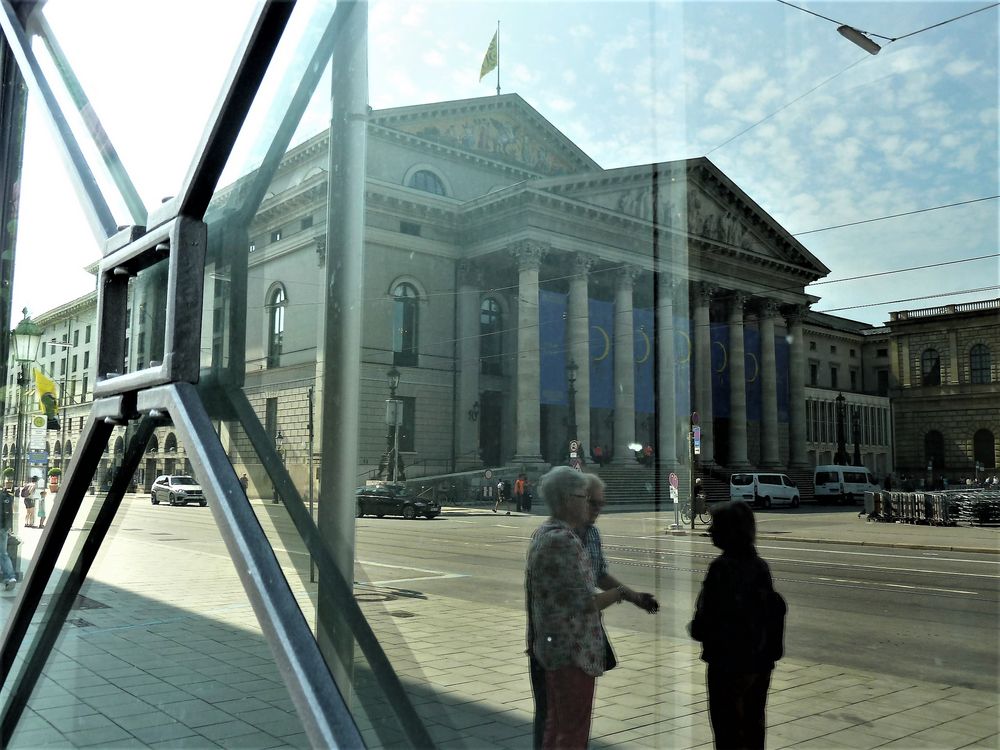 Gespiegeltes Nationaltheater....