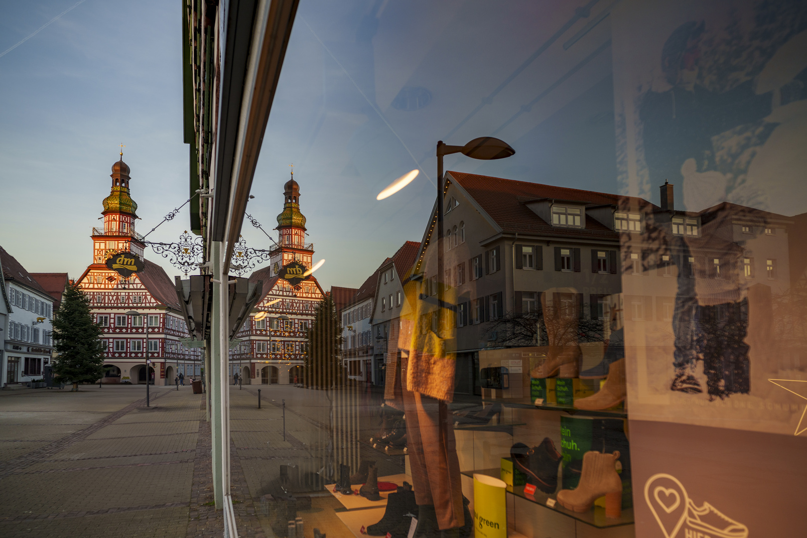 Gespiegeltes Rathaus in der Abendsonne 