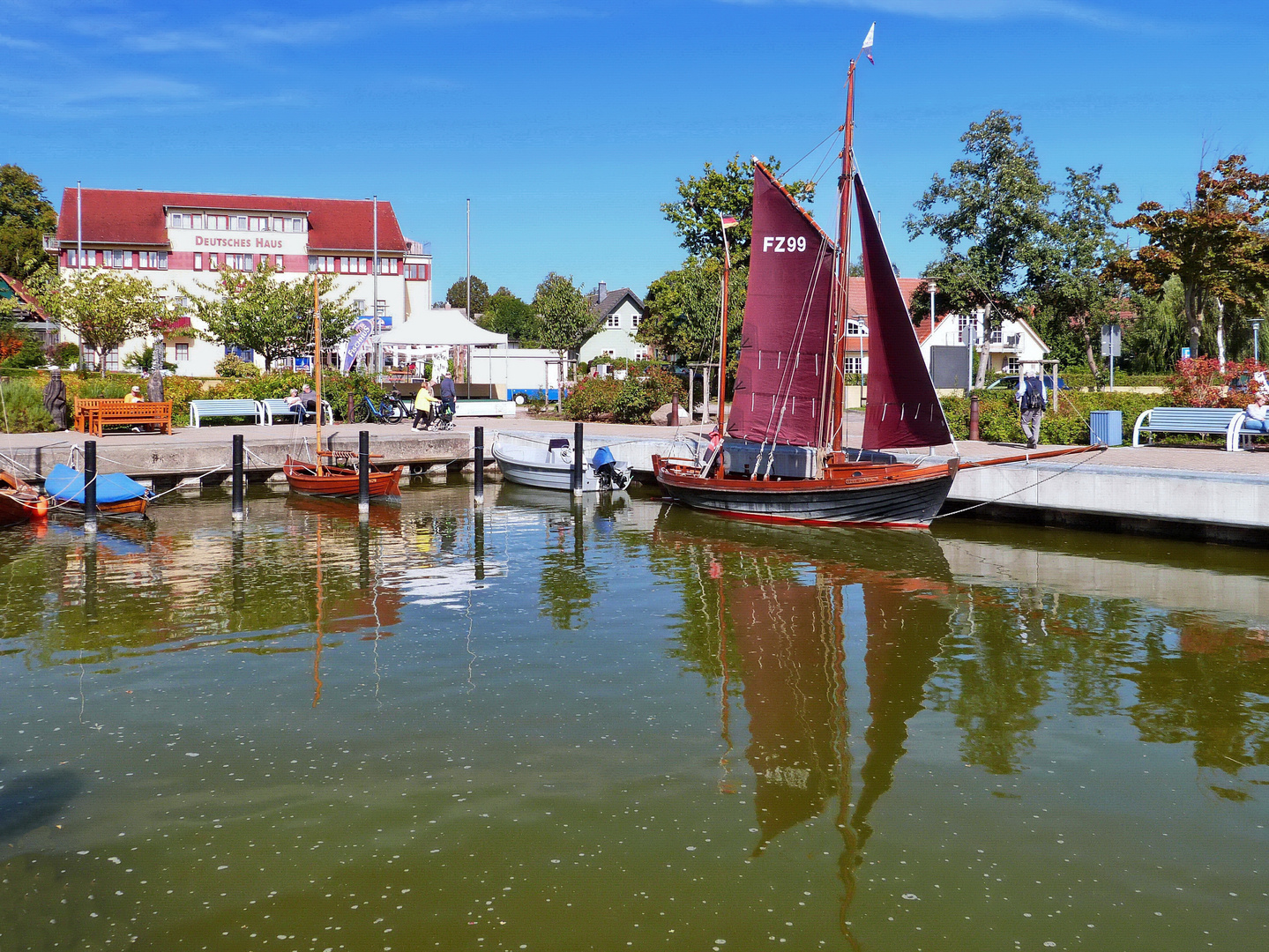 Gespiegeltes Zeesboot im Wustrower Hafen