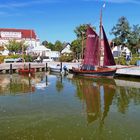 Gespiegeltes Zeesboot im Wustrower Hafen