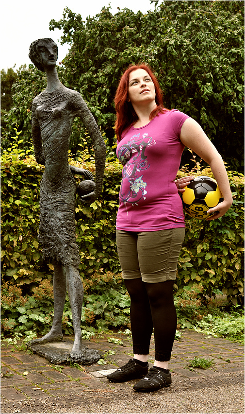 Gespielte Kunst: Mädchen mit Ball