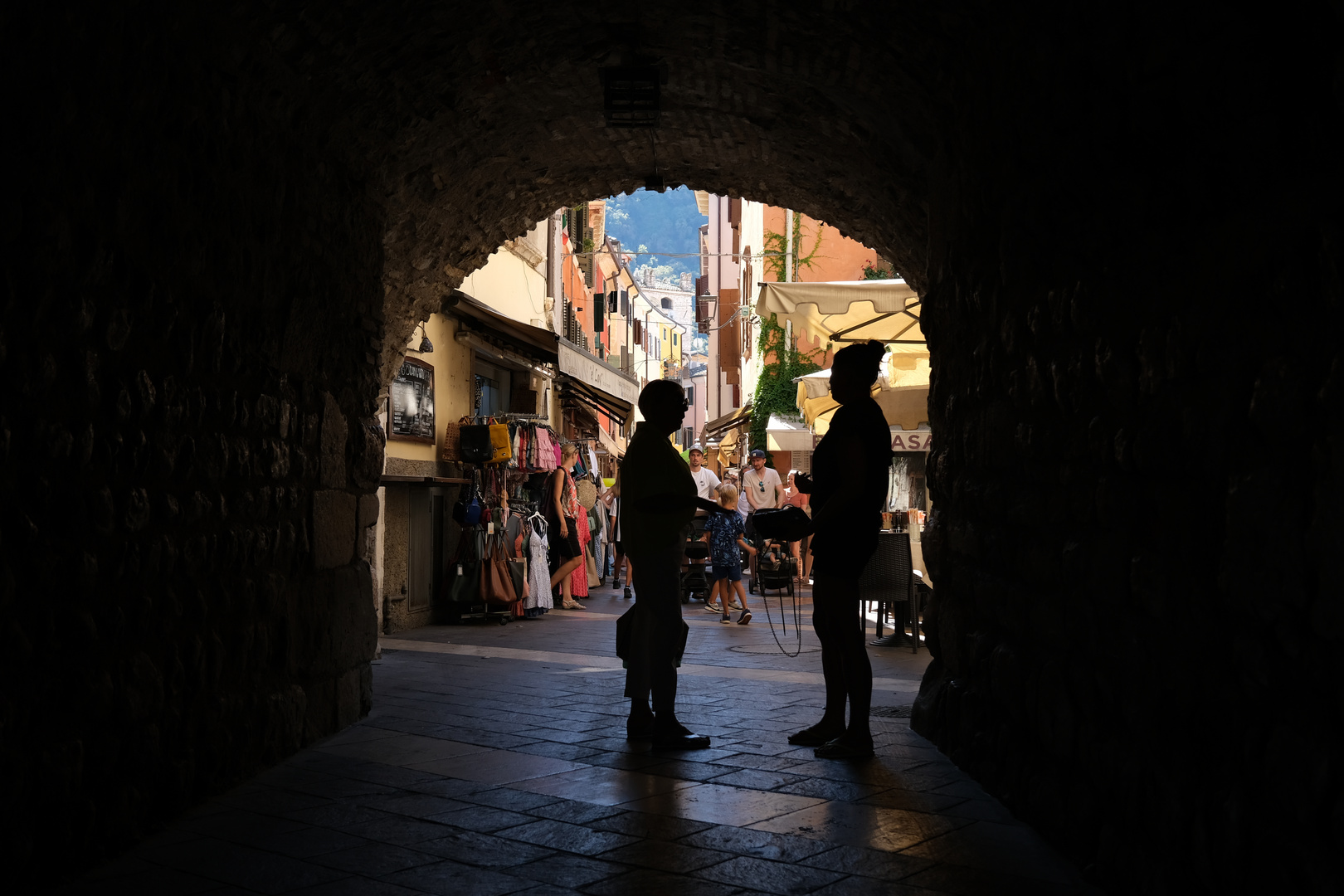 Gespräch im Schatten