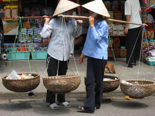 Gespräch von Straßenhändlerinnen in der Altstadt Hanois