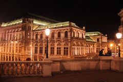 Gespräch vor der Oper