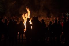 Gespräche am Osterfeuer