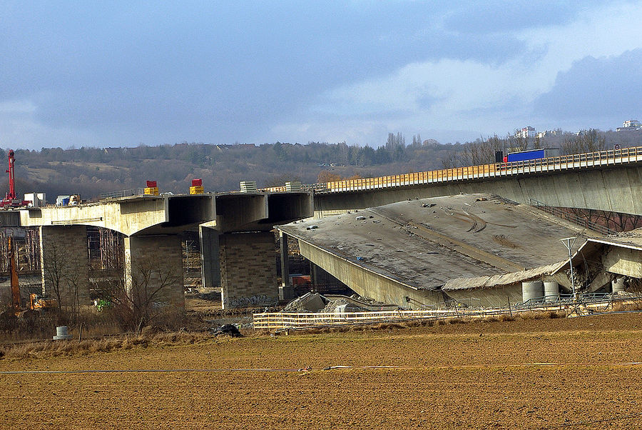 Gesprengte Autobahnbrücke A3 bei Würzburg / Randersacker (2)