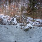 gesprengter Bunker im Schnee