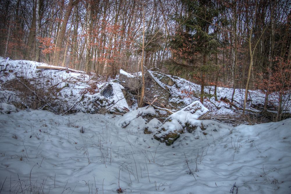 gesprengter Bunker im Schnee