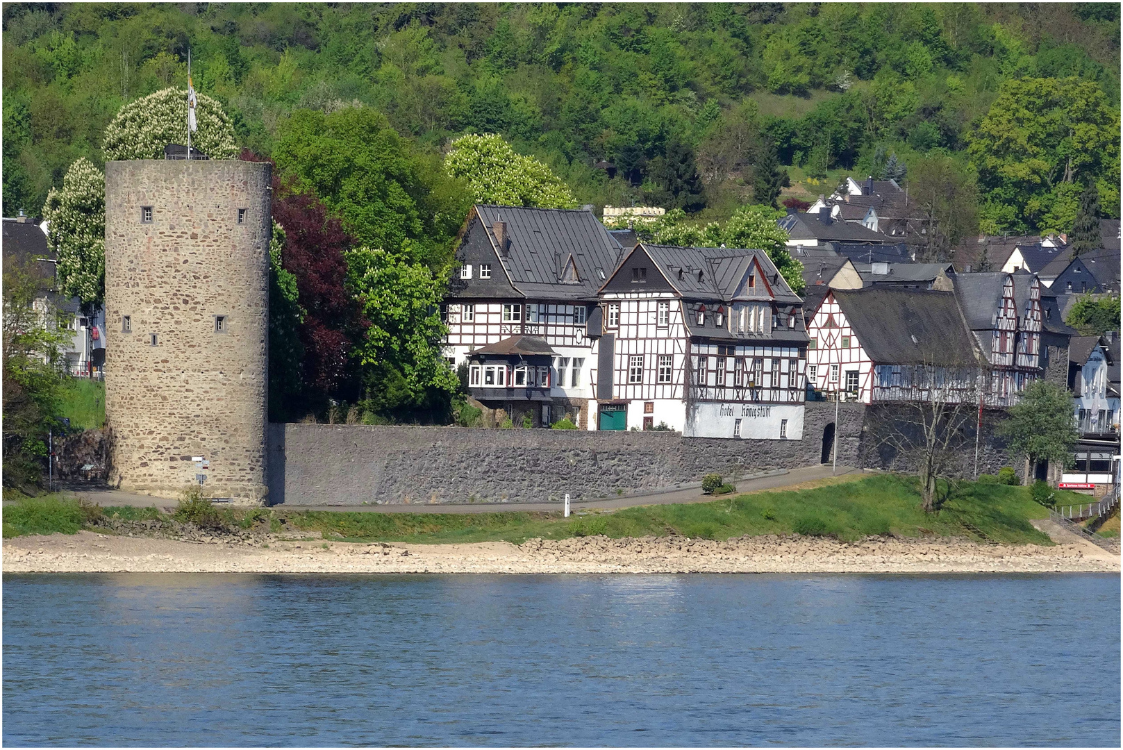 Gestade von Rhens am Rhein