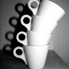 gestapelte Espressotassen in schwarz-weiß