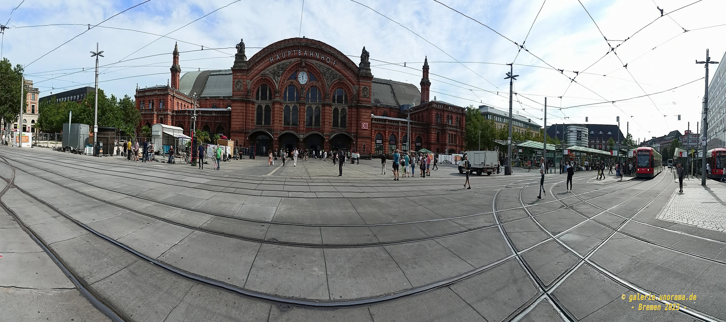 gestaucht - Hauptbahnhof Bremen mit Bahnhofsplatz