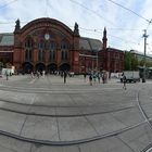 gestaucht - Hauptbahnhof Bremen mit Bahnhofsplatz