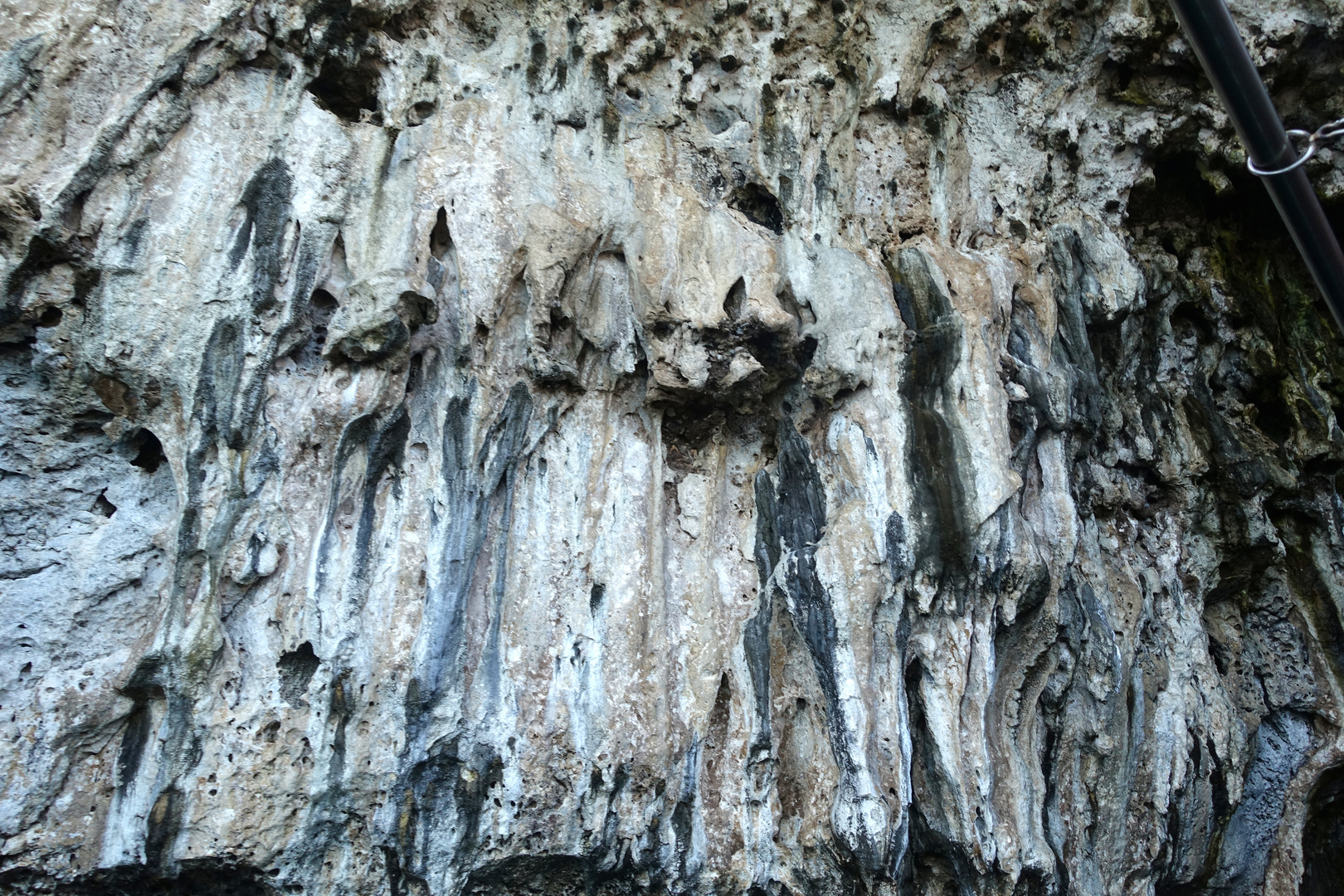 Gestein in einer Grotte unter Syracus/Sizilien