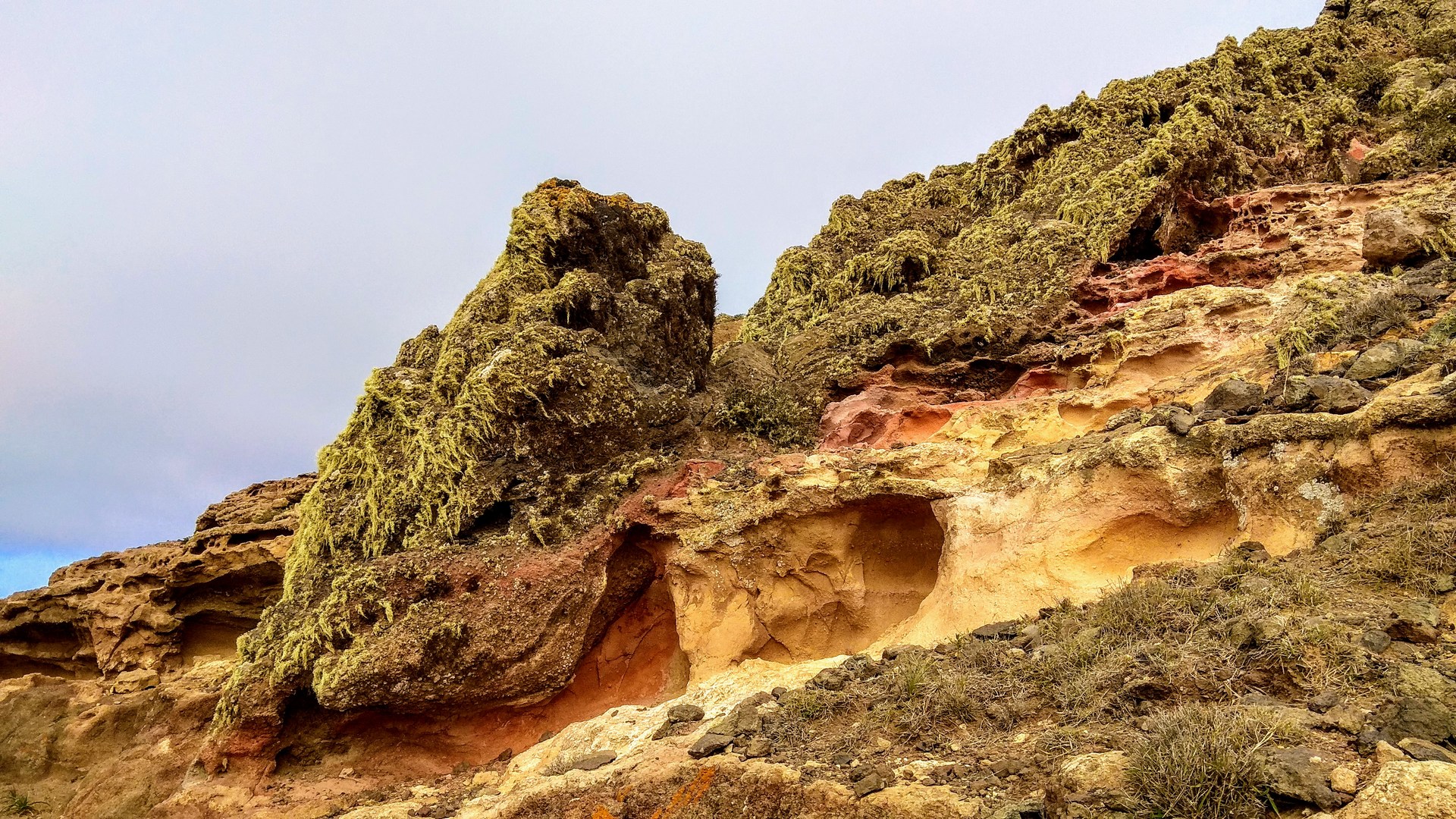 Gesteinsbänder am Weg zu den Cuevas Biancas - La Gomera