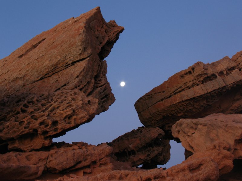 Gesteinsformation bei Vollmond