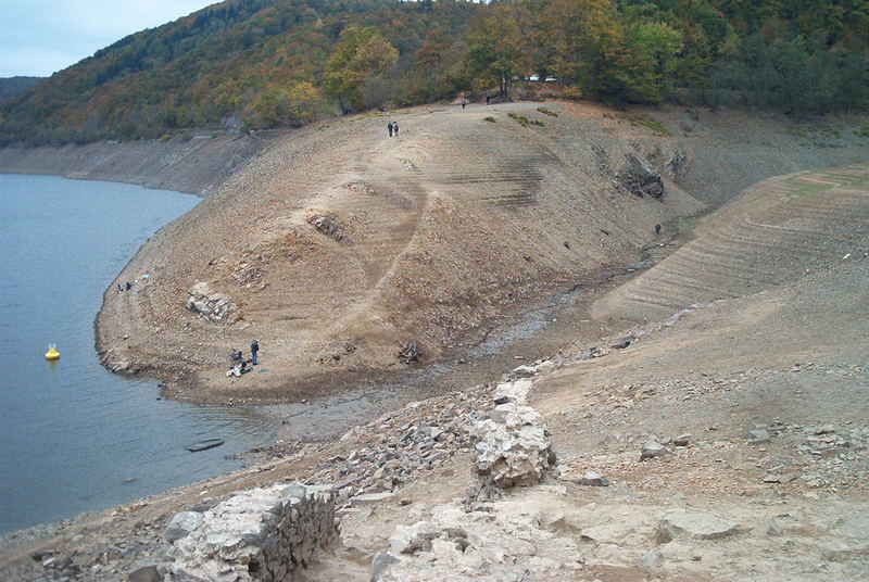 Gesteinsschichten des Edersee und Zulaufs bei Niedrigsstand Okt.2003