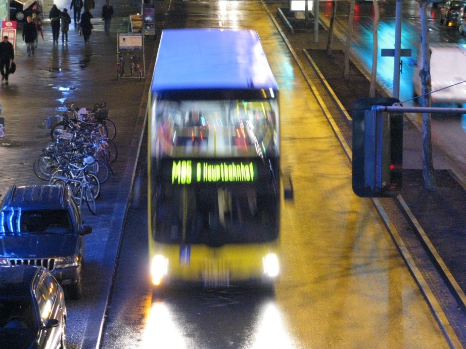 Gestern abend von der Schildhorn- auf die Schloßstraße unter dem Bierpinsel