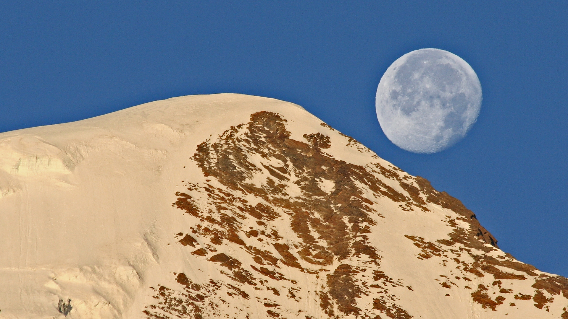 Gestern habe ich den Mond über dem Alphubel noch ein wenig wachsen lassen im Wallis...