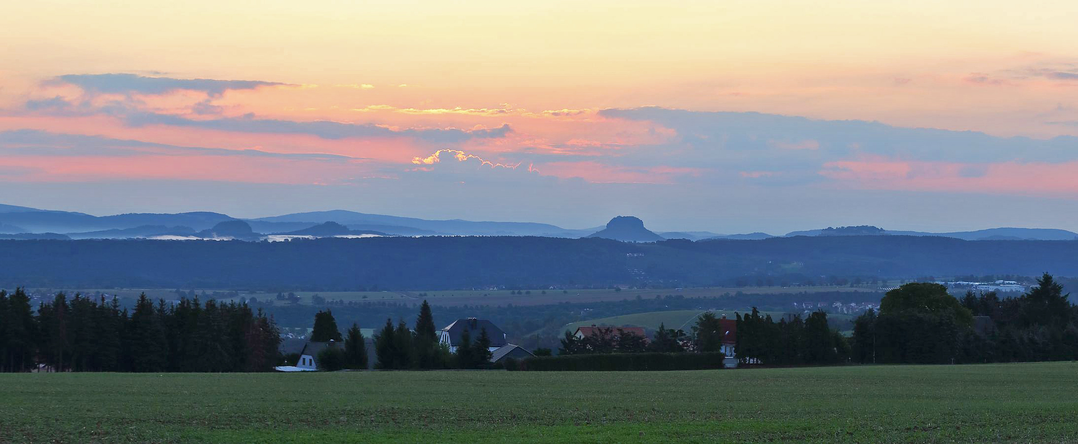 Gestern Morgen ein stimmungsvoller Start über der Sächsischen Schweiz...