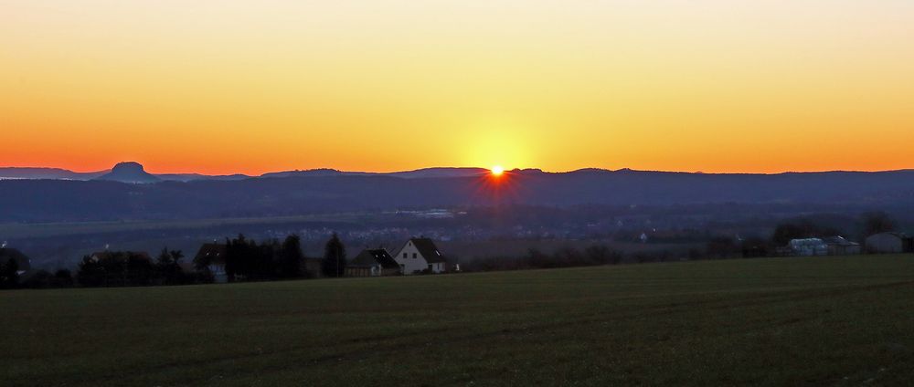 Gestern morgen hat mich der Lilienstein 6.47 Uhr auf dem Ziegenrücken...