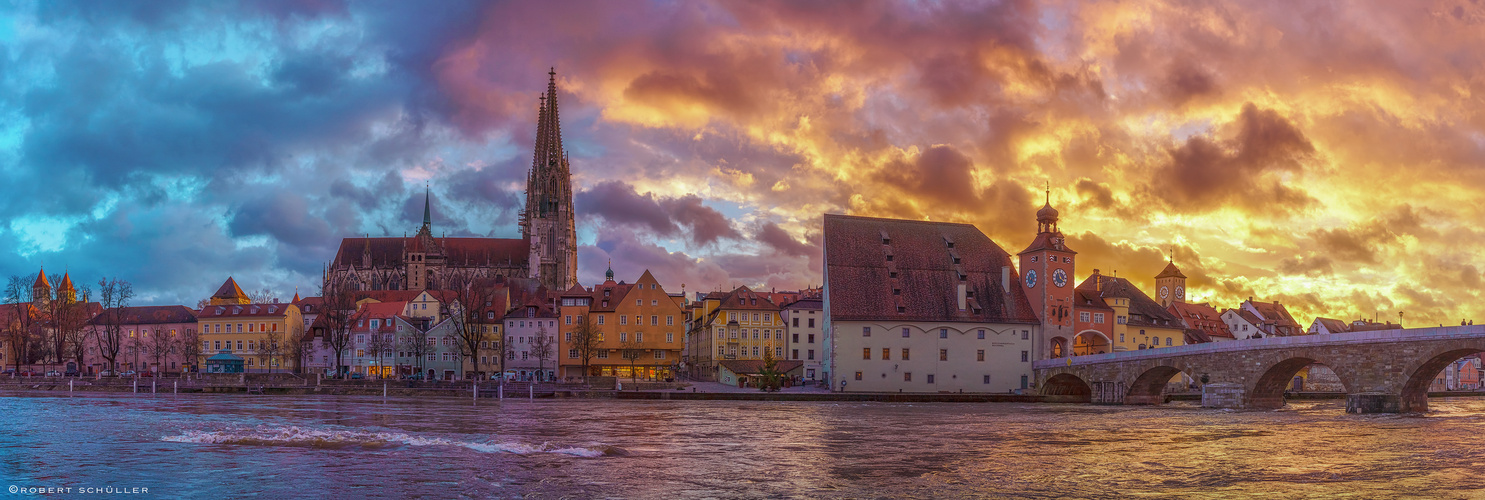 Gestern, Regensburg mit Donau, Dom und Steinerner Brücke.