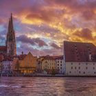 Gestern, Regensburg mit Donau, Dom und Steinerner Brücke.