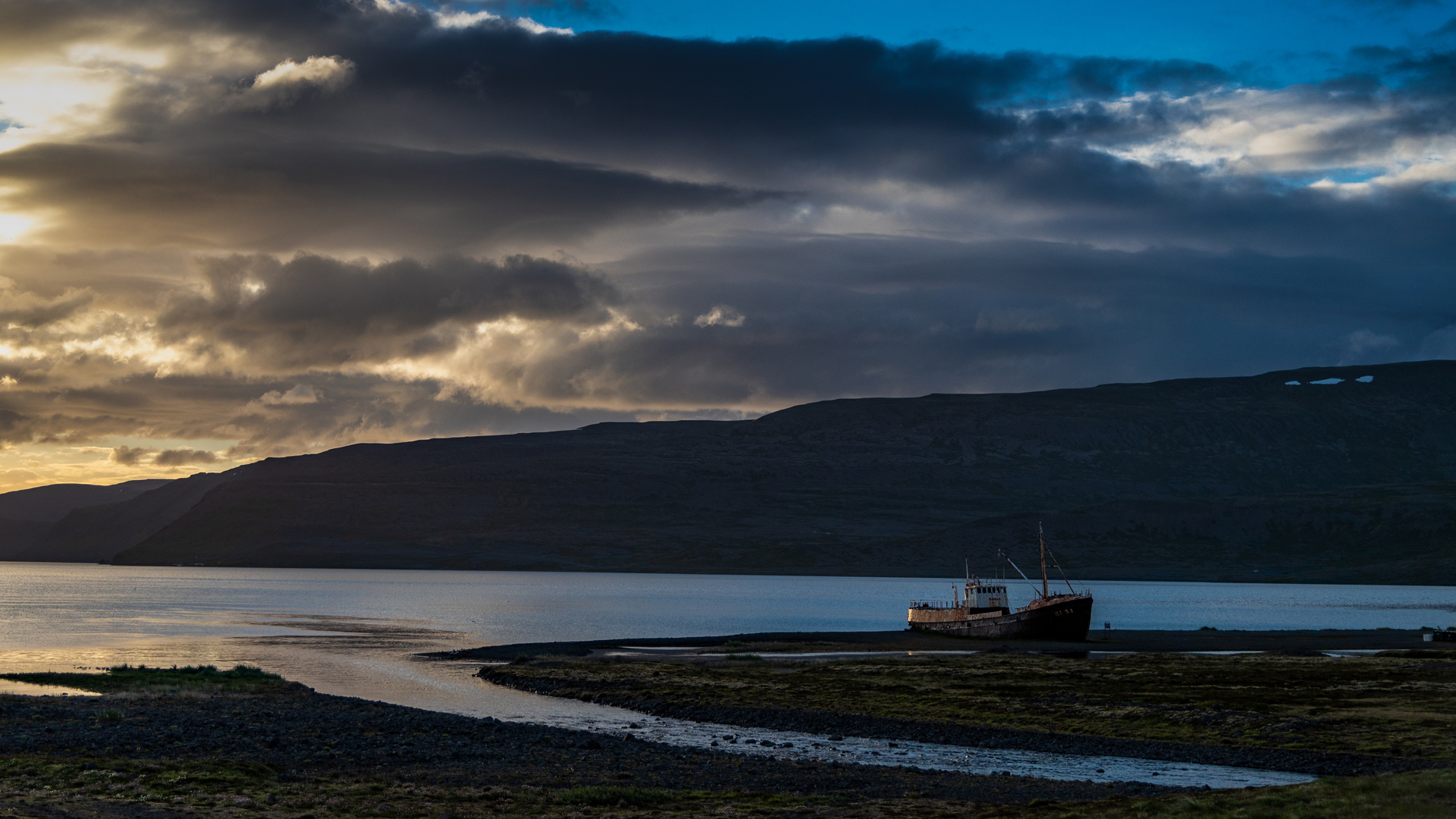 "Gestrandet" (Garðar BA 64 Schiffswrack in Patrekfjordur, Westfjorde, Island)