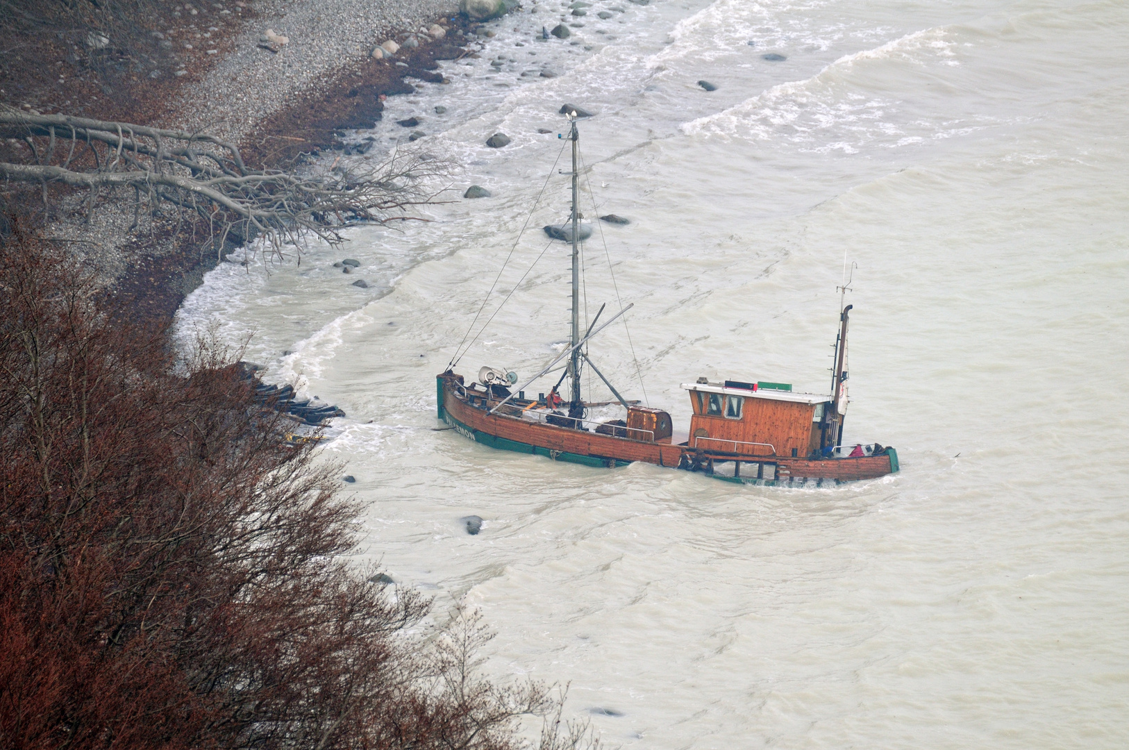 gestrandeter Fischkutter am Königsstuhl