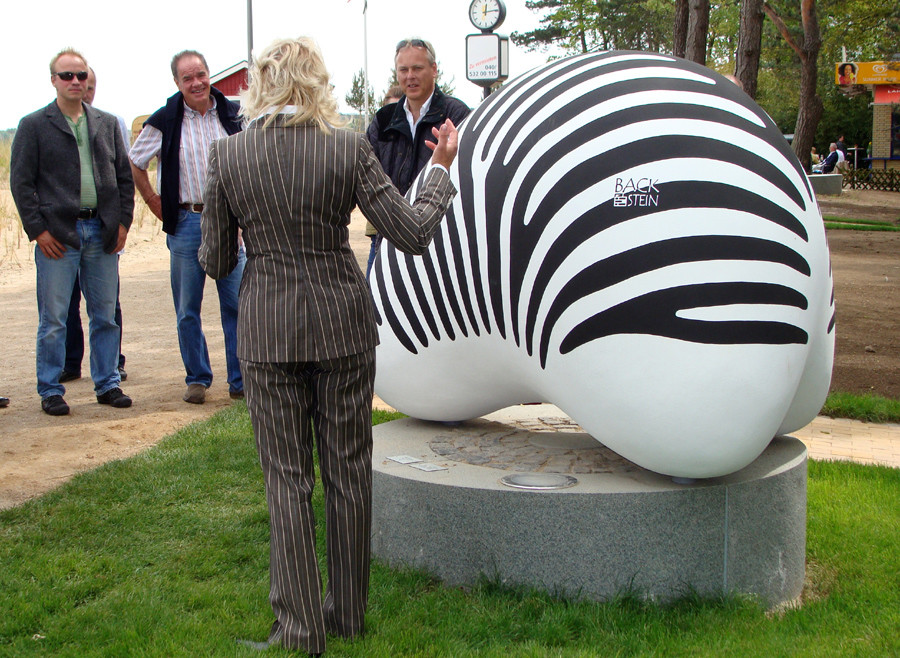 Gestreift, längs und quer, Mensch und Zebra. Timmendorfer Strand.