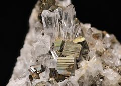 Gestreifter Pyrit auf Bergkristall - Mineralstufe