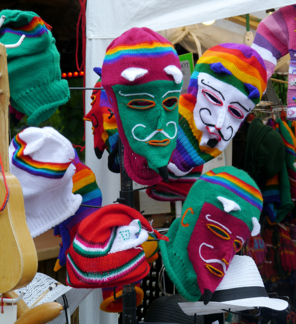 gestrickte Masken auf dem Karneval der Kulturen