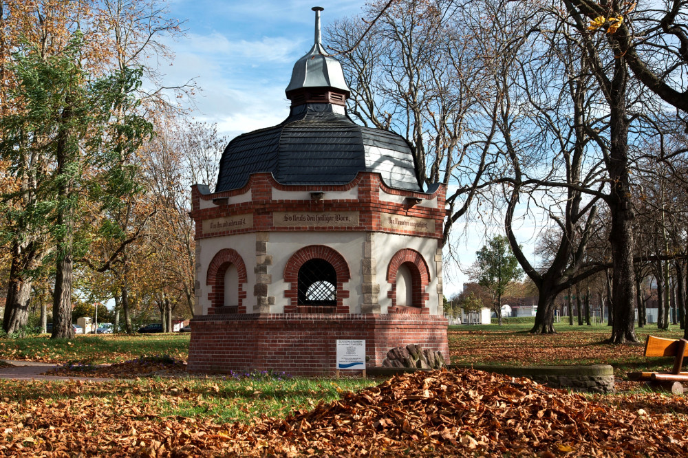 Gesundbrunnen (Halle) im Herbst
