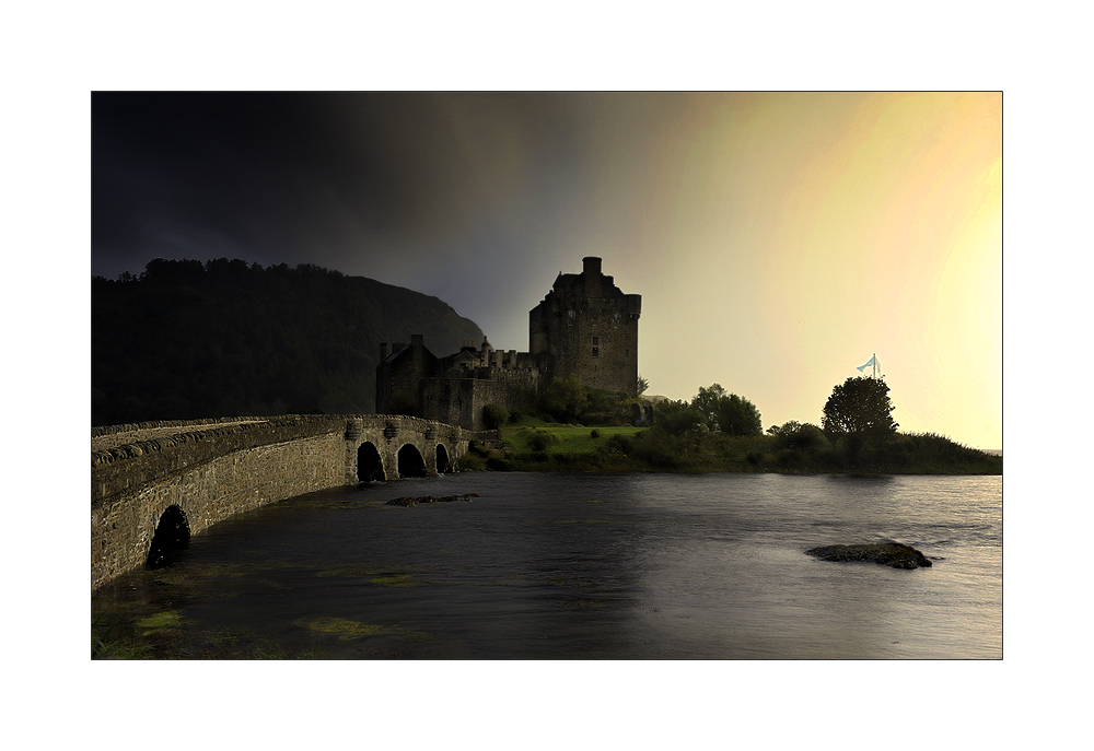 Geteilter Himmel über Eilean Donan Castle