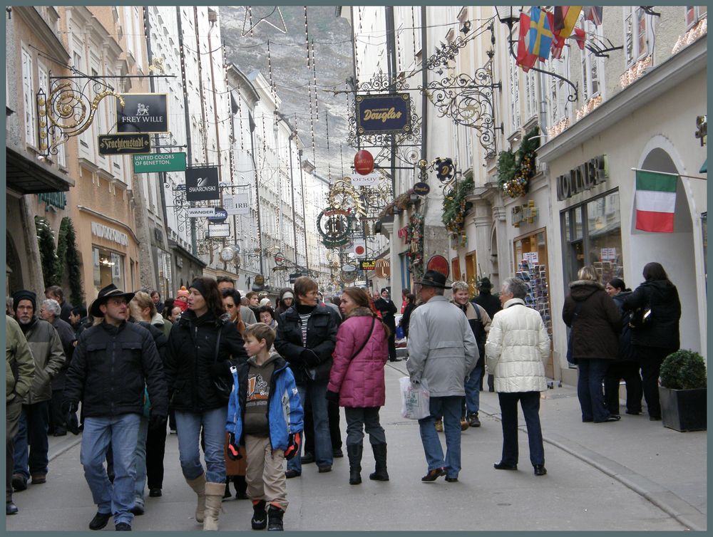 Getreidegasse in salzburg -- hier ist immer was los