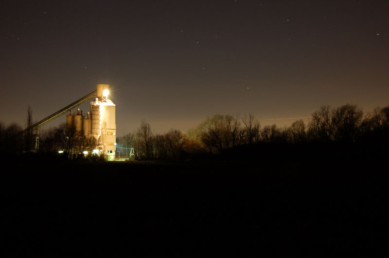 Getreidesilo oder so, bei Nacht