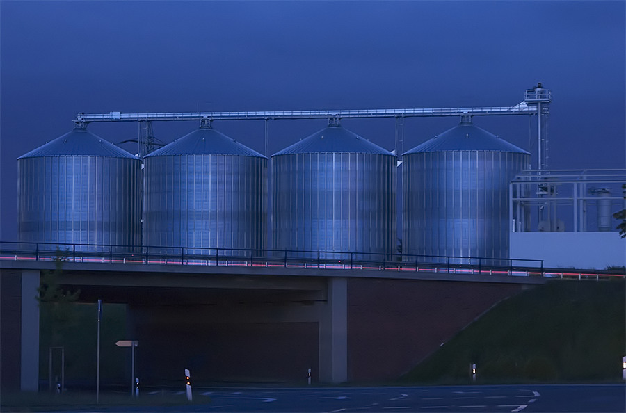 Getreidesilos zur blauen Stunde