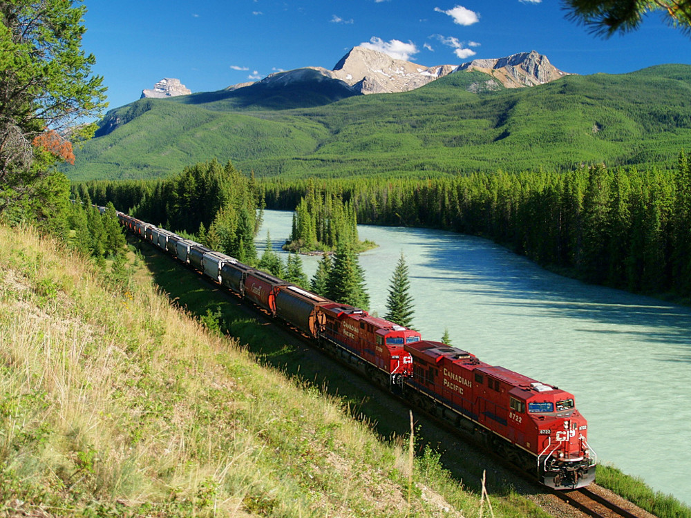 Getreidezug der Canadian Pacific Railways nahe Lake Louise, Alberta, Kanada