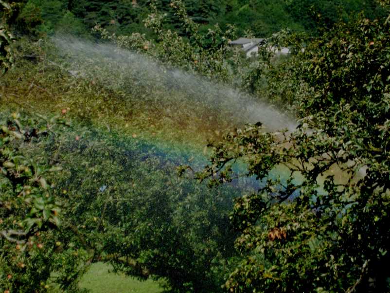 Getto d'arcobaleno tra le Mele di Antey