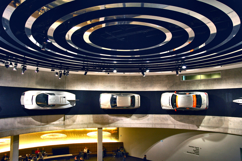 Gewagte Architektur, gestylte Mobile als Gestaltungselemente in der Cafeteria.