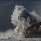 Gewaltig trifft die Welle auf den Felsen