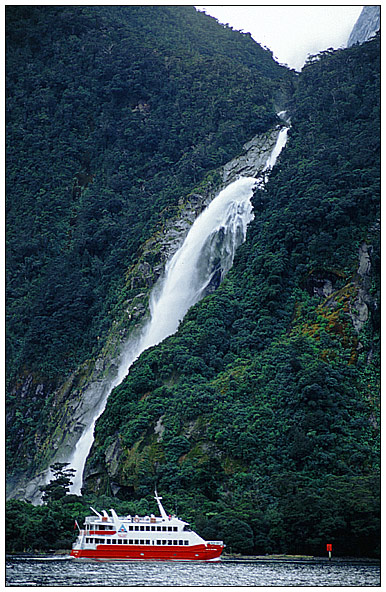 Gewaltig: Wasserfall im Milford Sound
