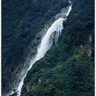 Gewaltig: Wasserfall im Milford Sound