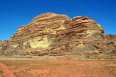 Gewaltige Felsformation im Wadi Rum in Jordanien
