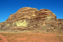 Gewaltige Felsformation im Wadi Rum in Jordanien