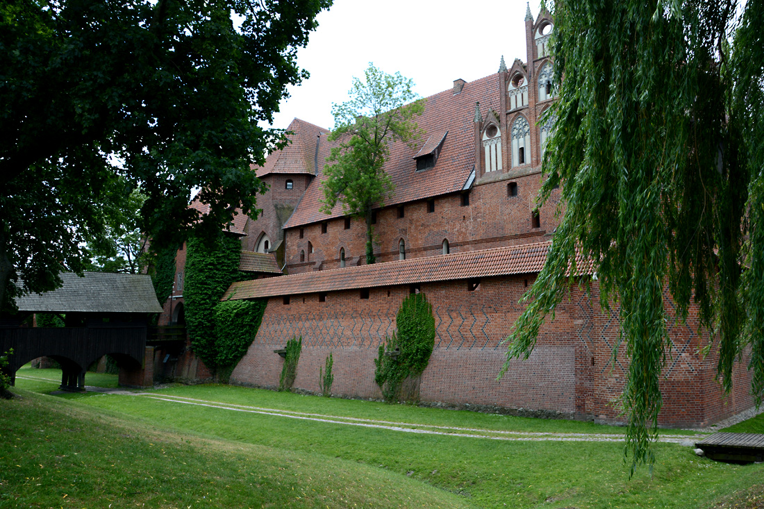 Gewaltige Mauern schützen die Marienburg von allen Seiten